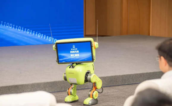 能歪头卖萌！成都造“镋钯”机器人将亮相成都世运赛场