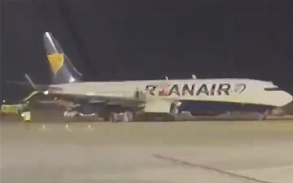 爱尔兰一客机误报火警引恐慌！乘客纷纷从机翼跳下：18人摔伤