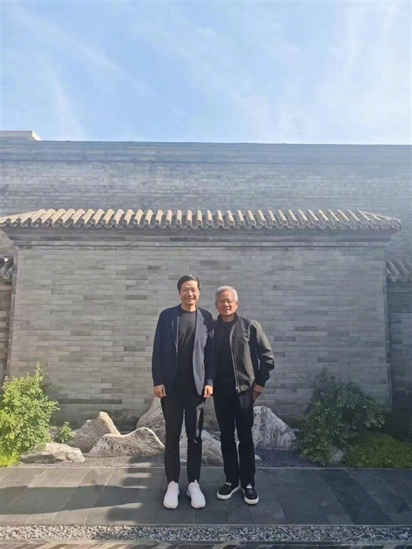 我很想买一辆小米汽车！黄仁勋：在美国买不到小米电车 是美国的不幸