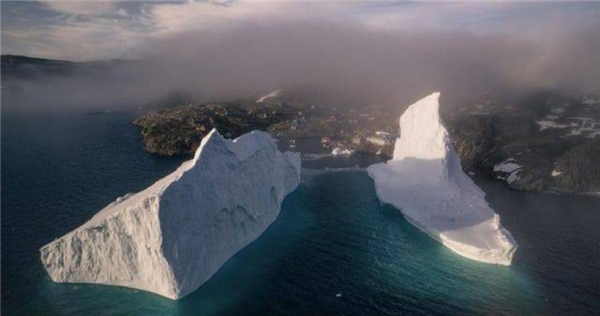 格陵兰居民懵了：一觉醒来冰山在门口