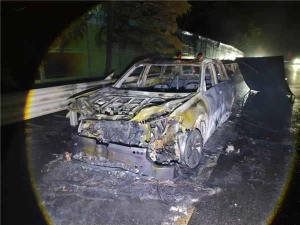 男子在神州租车租了辆奥迪Q6 结果车辆起火要赔33万