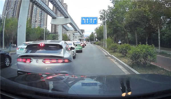 腾势Z9GT一个摆尾神级让路 后车司机看懵了
