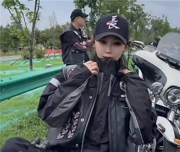 号称最美女骑哈雷小姨车祸去世 今年有多位摩托车网红离世：到底该禁摩吗