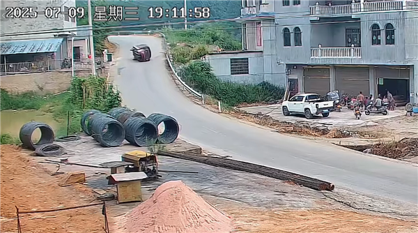 摩托三轮弯道撞护栏侧翻倒地又瞬间回正：一溜烟逃离现场