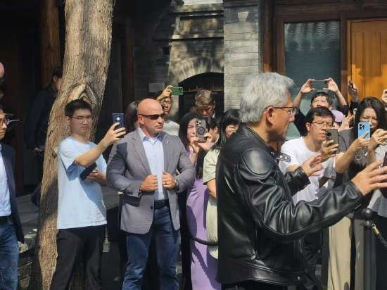 中国电动车绝了！黄仁勋称理想汽车大得像带轮子的客厅 蔚来和小鹏非常豪华