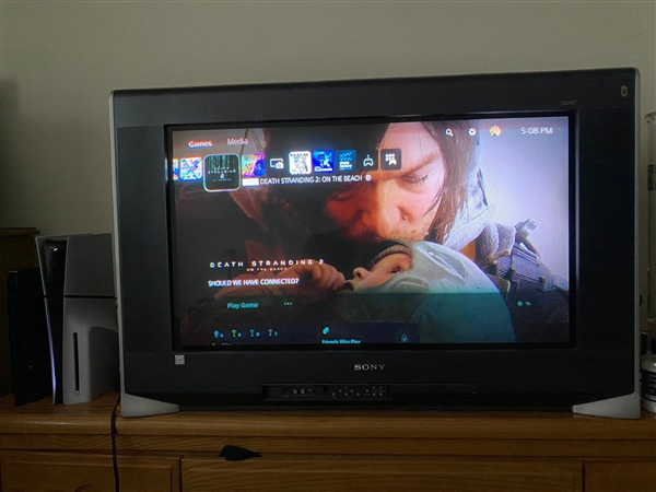 玩家用“大屁股”电视玩《死亡搁浅2》：体验复古！