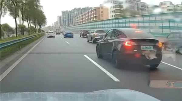 特斯拉Model Y司机神操作：变道后猛打方向盘 连撞两台车