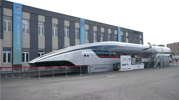 我国超导电动高速磁浮列车亮相：时速600公里 外观超科幻