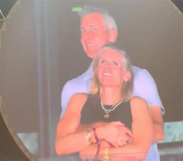 CEO和女高管演唱会亲密互动被投屏 当事人道歉 马斯克回复笑哭了