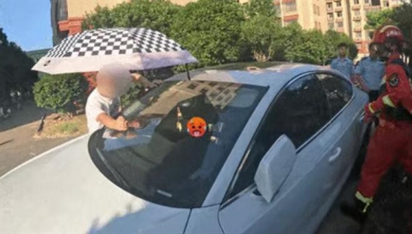 36℃高温天 一岁幼童把自己锁车内 家长车外撑伞试图降温