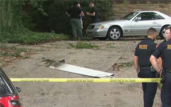 继舱门后再掉零件！美一波音客机空中襟翼脱落 坠入居民区