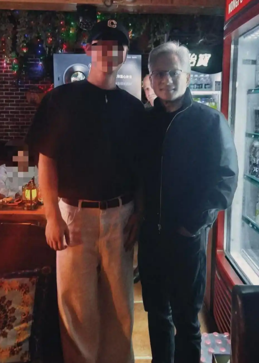 黄仁勋给驻唱歌手发红包 网友好奇金额  驻唱歌手：秘密 只能说不是美金