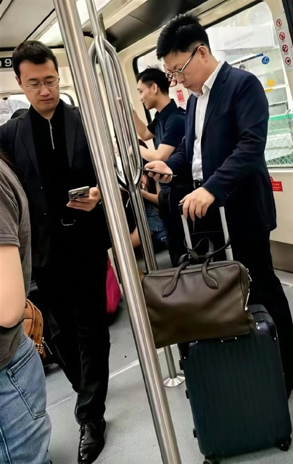 网友机场摆渡车偶遇余承东、何刚：自己拿行李箱 专注看手机