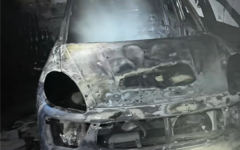 电车停家中半月没开突然起火 网友：一看就是保时捷老头乐