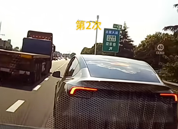 特斯拉高速上连续5次别停后车：司机寻衅滋事 行拘5日