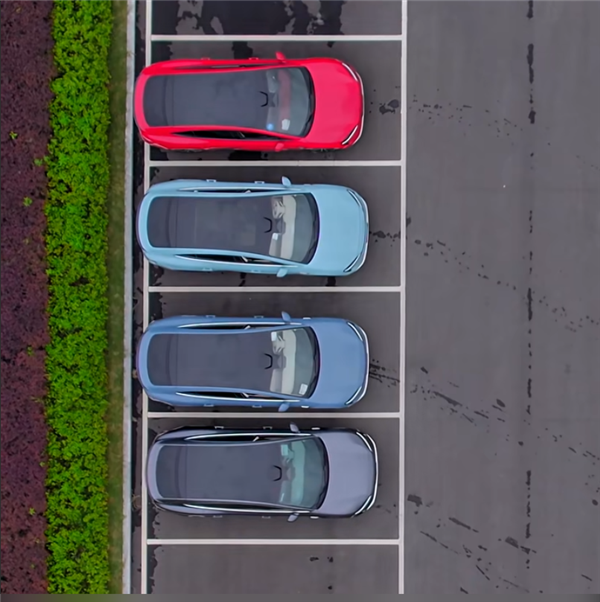 智驾R7四车同时智能泊车：动作丝毫不差 齐整的像受阅