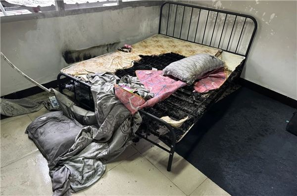 凌晨5点手机突然起火 把床都烧穿了