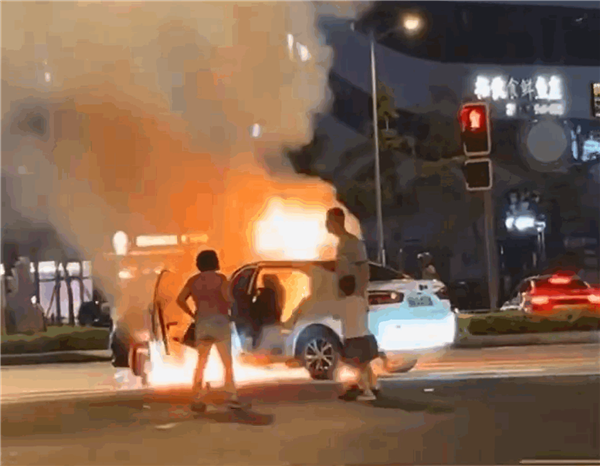 电动汽车当街起火：现场堪比放鞭炮 一家三口紧急逃离