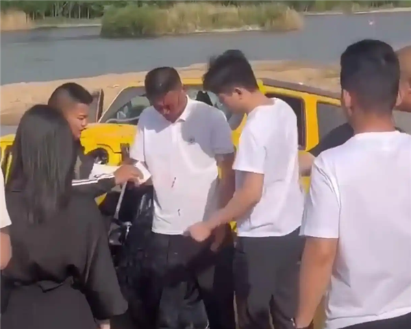 丰田救援JEEP 拖车绳断裂击中后车司机头部 如何避免插图2 丰田救援JEEP 拖车绳断裂击中后车司机头部 如何避免