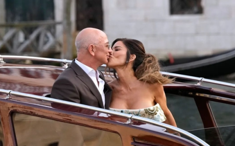 贝索斯抛售2500万股套现400亿 豪掷3亿办婚礼