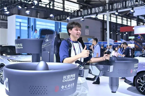 全球首款三涵道穿戴式载人飞行器亮相：科幻感十足