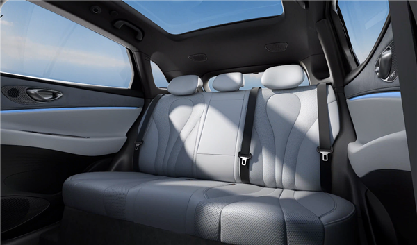 比亚迪全新中型SUV 海狮06内饰官图发布：黑白双拼中国风