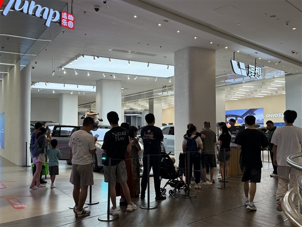 理想i8又要爆的节奏 线下门店看车的人多到要排队
