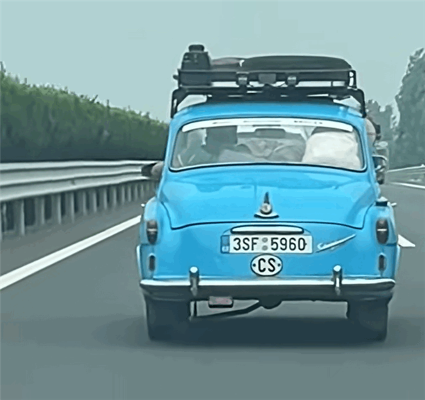 男子在山东高速偶遇欧盟牌照小车 网友：这车龄比我都大了