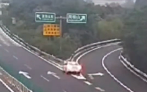高速分叉口俩路牌仅差一个字 小轿车因太纠结撞向中间护栏