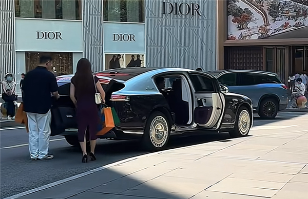 网友偶遇尊界S800实车：配专职司机、隔空关门太优雅