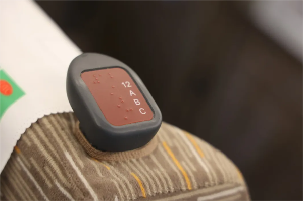 高铁座椅上的 “犄角” 是干啥用的 不只是旋转座椅