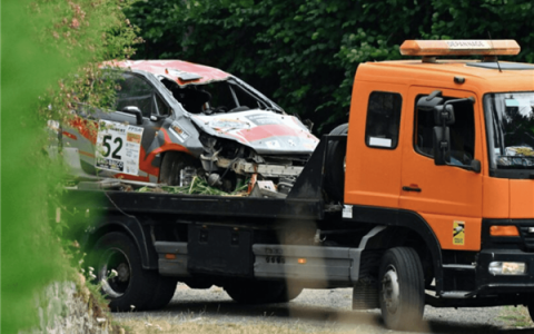 法国一赛车冲出赛道致3人死亡：女车手领航员是其母亲