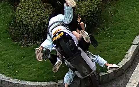 四名少女同乘一辆电动摩托扎进绿化带：秒变“八腿蜘蛛”