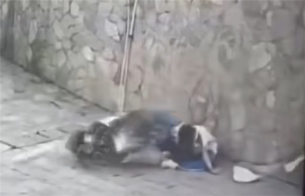 两初中生不戴头盔骑改装电摩撞墙：均丧命