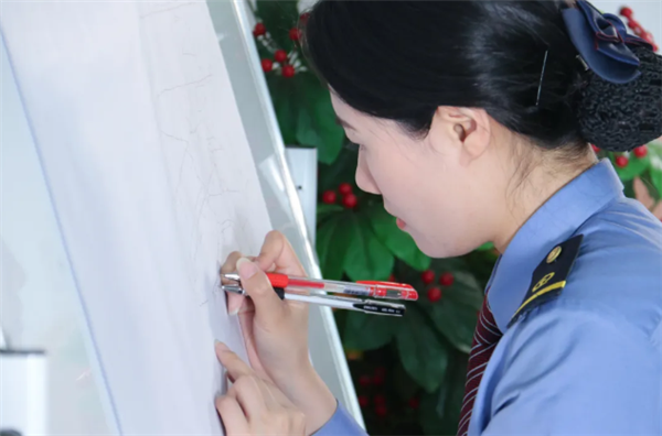 小姐姐徒手复原全国铁路图：一手执双笔 1092个站点分毫不差