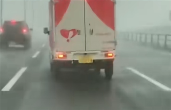 台风“韦帕”已在江门登陆 货车被台风瞬间掀翻