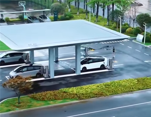 理想i8实测全国首个超充穿梭站：10分钟充满500km开走 充电堪比加油