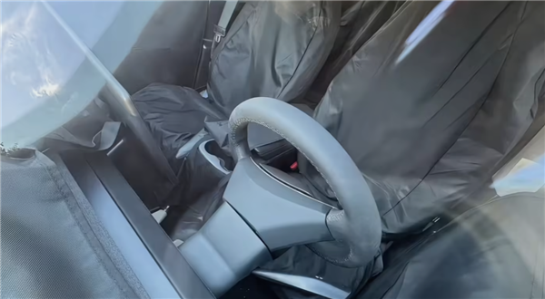 特斯拉新车型内饰首曝：取消玻璃天幕+后排屏