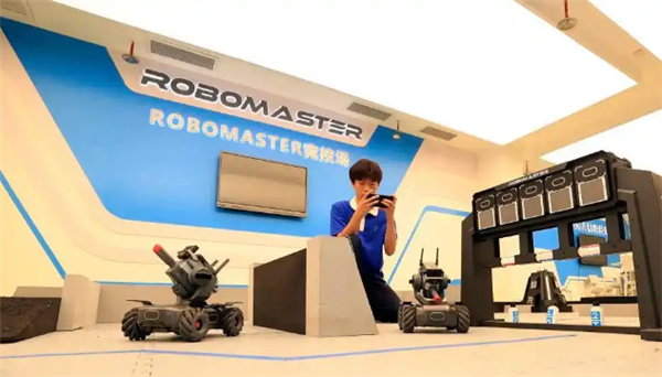 18岁高中生当科技公司CEO 赚首桶金后给母校捐了10万