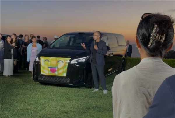 贾跃亭的法拉第MPV新车亮相 网友：这不就是长城高山在车头装了个乐视电视吗