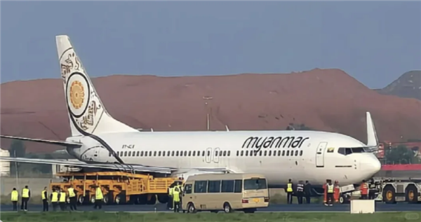 缅甸一波音737客机降落昆明后主起落架折断 趴窝在跑道