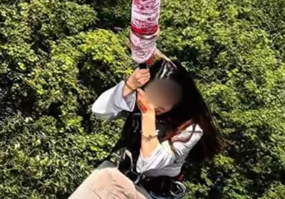 女子景区蹦极被推下受伤满脸是血 索赔得到一份免责协议