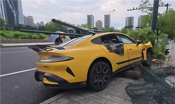 女网红开小米SU7 Ultra出事故 原车主披露更多后续:实惨插图3 女网红开小米SU7 Ultra出事故 原车主披露更多后续:实惨