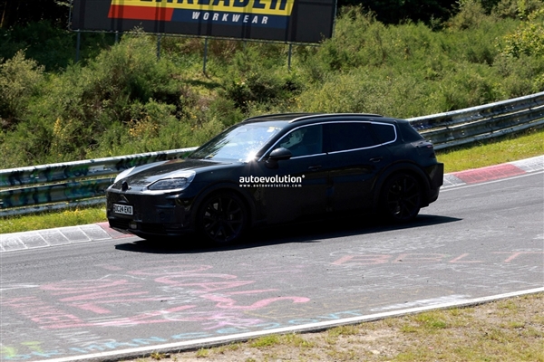 大哥穿上弟弟的马甲 宾利全新豪华SUV纽北路试：伪装成保时捷卡宴