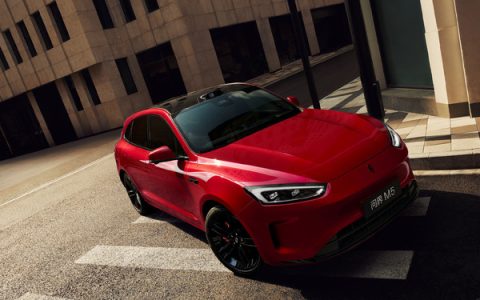 问界M5现身美国加州公路 测试车还是平行进口车？