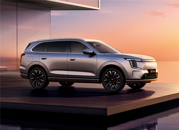 奇瑞悄悄扔大牌！捷途山海L7 PLUS上市：10.99万买中型插混SUV