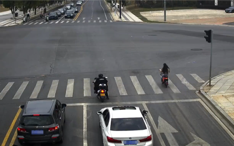 女子骑电动车肆无忌惮闯红灯被撞飞：还要负全责