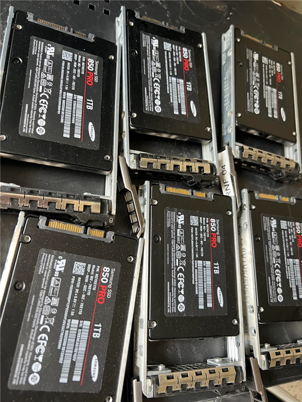 捡来的便宜！翻垃圾找到6TB SSD：六块1TB的三星850 Pro