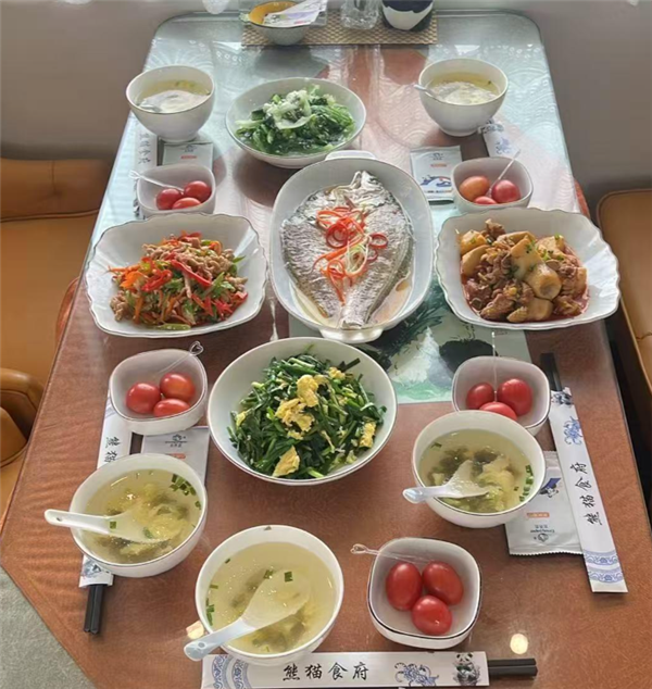 全家花96万坐“熊猫专列”列车 实际餐食却与旅行社宣传不符