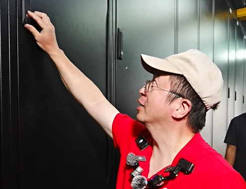 周鸿祎体验“重量级拆机”：约等于被144台保时捷包围